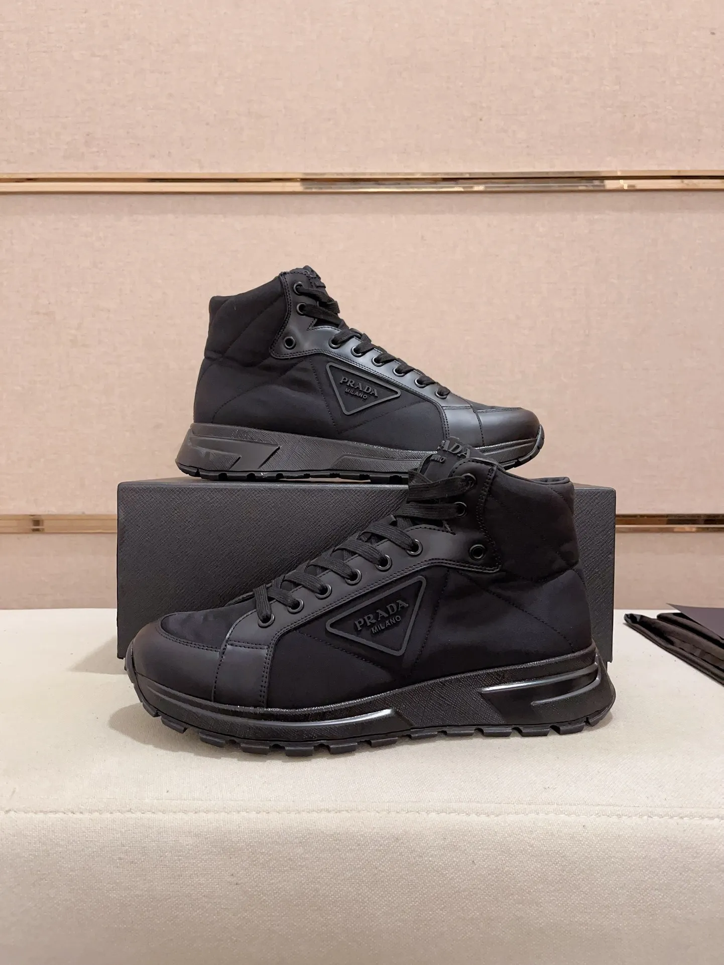 Men's shoes 💰 660💰 ✔️✔️✔️Top version High-quality new PRADA counters are launched simultaneously, new men's shoes, 😘fabrics are selected from first-layer cowhide and waterproof fabrics. Lining: Imported cowhide leather lining. 👍🏿High-end☄️Open-molded non-slip rubber outsole, exquisite lines, simple and elegant, comfortable and high-end for leisure travel. Number of yards: 38 to 44. Can be customized 45-46 non-returnable